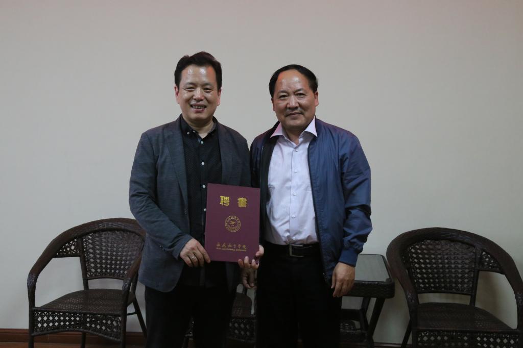陈万强为李敬泽颁发聘书